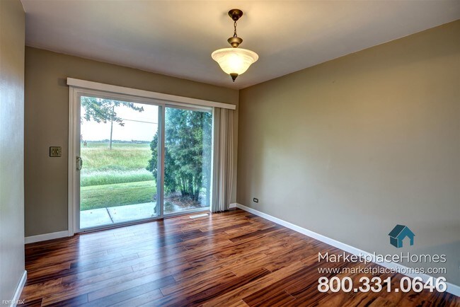 Building Photo - 813 Village Cir