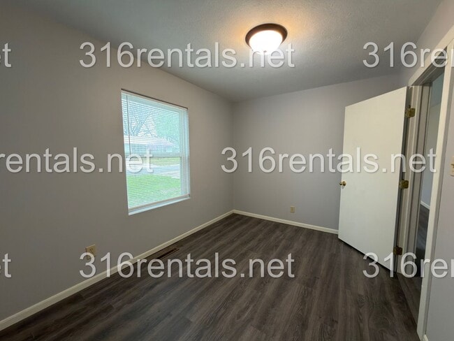 Building Photo - 231 E Larry St