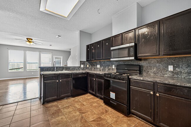 Foto del edificio - 15430 Elm Leaf Pl