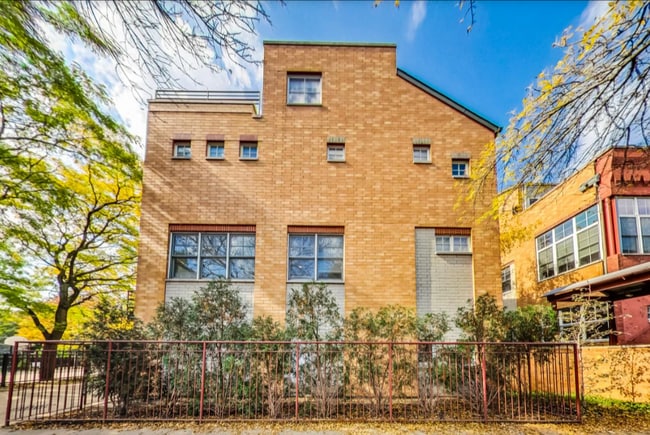 Building Photo - 2850 N Lakewood Ave