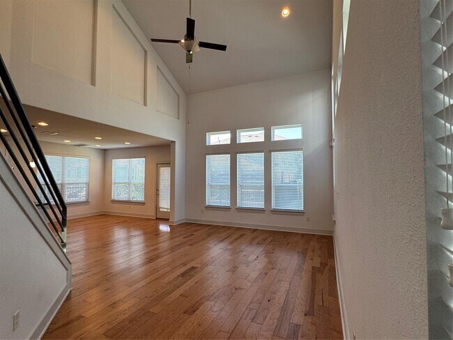 Building Photo - 1413 Casa Dr