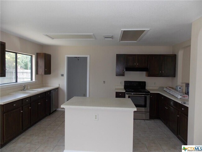 Building Photo - 1120 Stone Bluff
