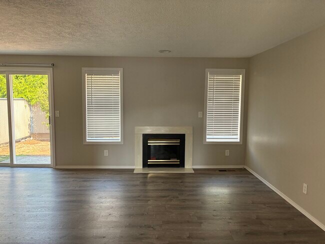 Foto del edificio - 338 Lost Creek Ct N