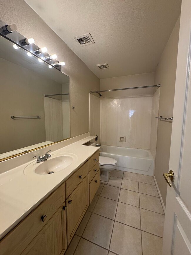 Building Photo - 4 bedroom house in Madera Parc