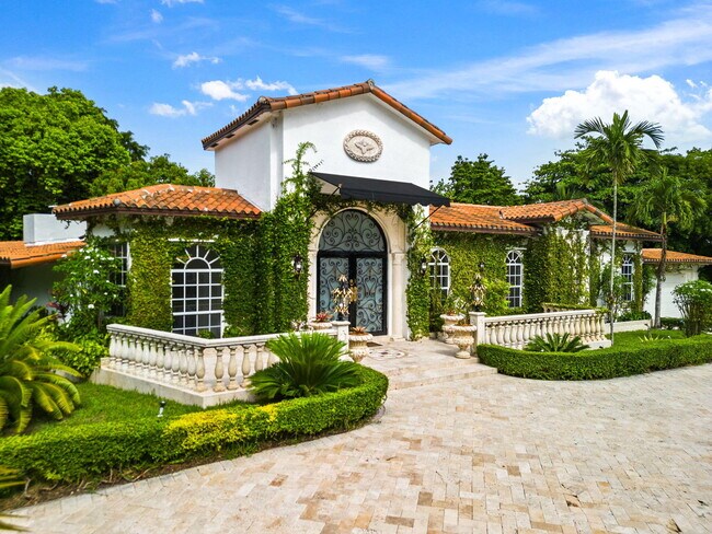 Foto del edificio - 12300 Old Cutler Rd