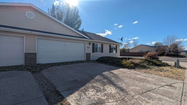 Building Photo - 3 Bedroom 2 Bath Twin Home, 2 Car Garage w...