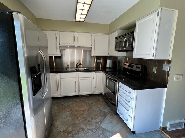 Building Photo - Fully Furnished 2-Bedroom Condo