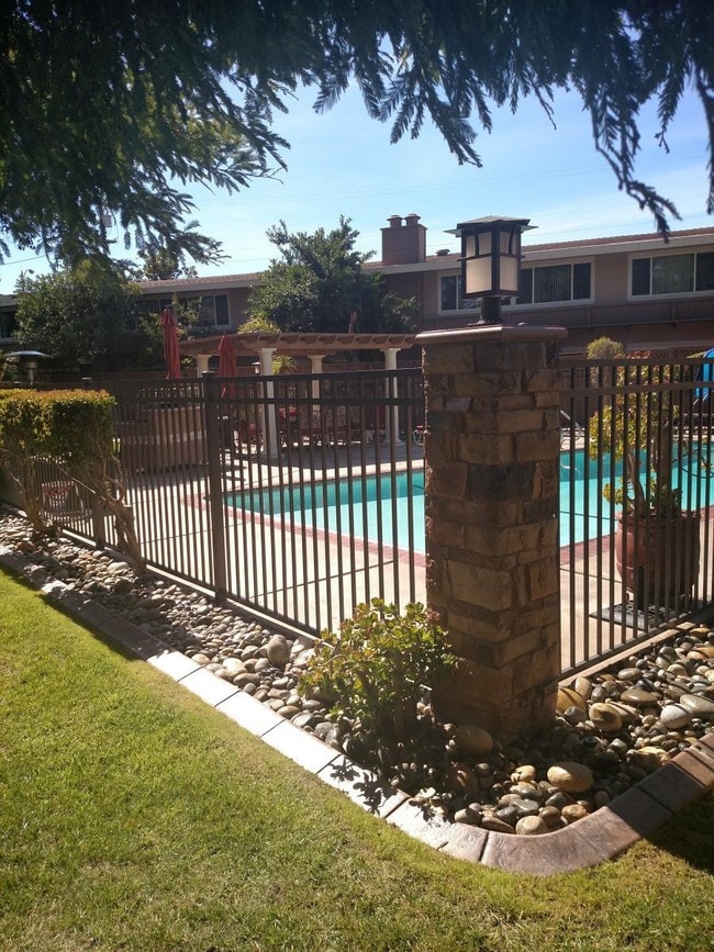 Building Photo - 101 Oak Rim Way