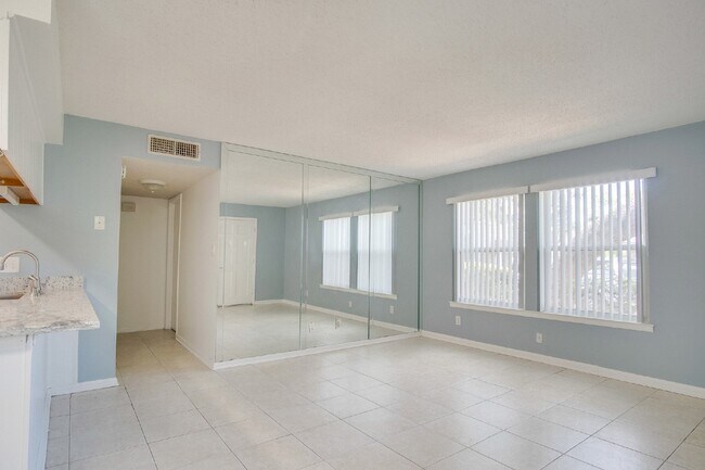 Building Photo - Updated and modern ground floor level cond...