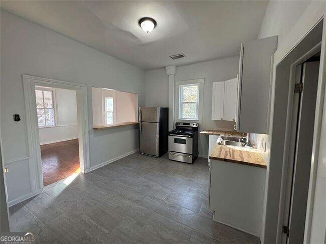 Building Photo - 194 N Clarendon Ave