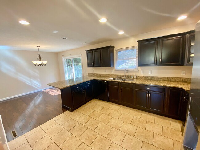 Kitchen/Dining - 1984 Parkwood Rd