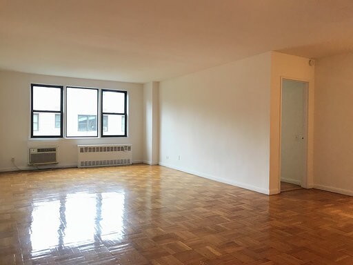Primary Photo - 150 E 18th St