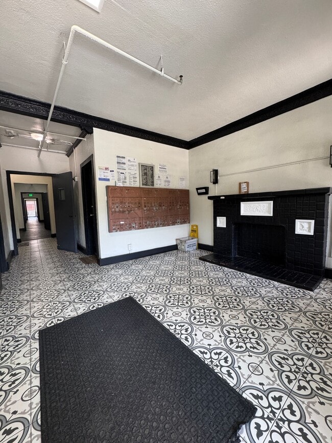 Building Photo - 447 S. Rampart Blvd - Studio & 1 Bedroom Apartment!