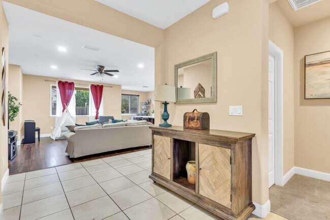 Foto del edificio - Serene Luxury in Rancho Cordova: 4 Bed, 3 ...