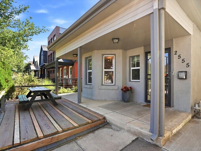 Foto del edificio - 2555 N Clarkson St