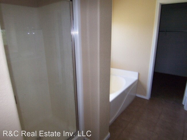 Building Photo - 4 br, 2.5 bath House - 2512 W. Romley Rd. 001