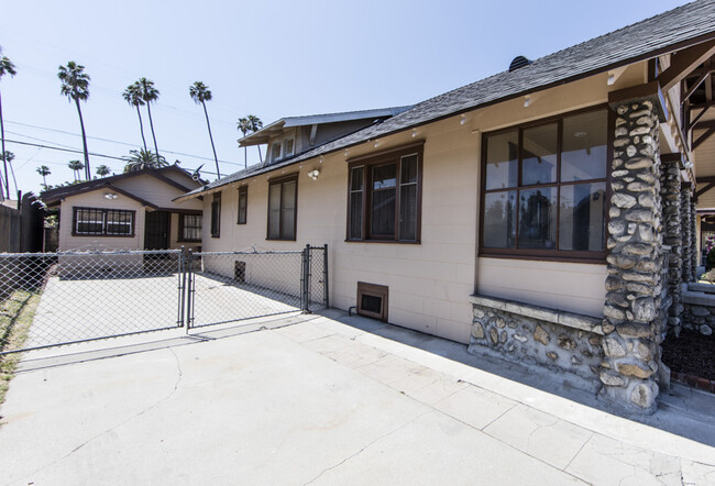 View of south side of house, guest house viewable on the left - 4627 S Wilton Plz