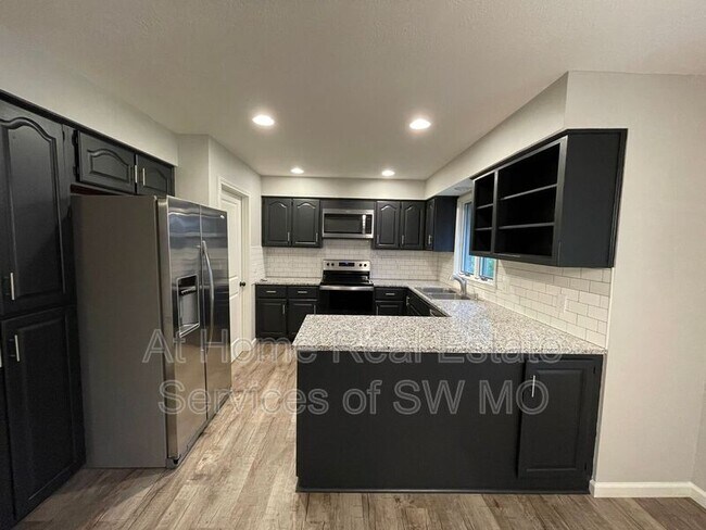 Foto del edificio - 904 Fairway Ct