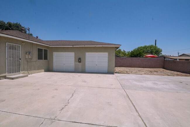 Foto del edificio - 16743 Barbee St
