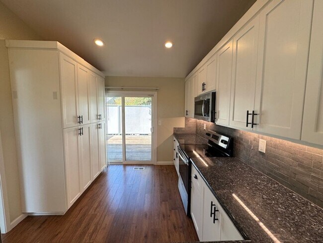 Building Photo - Nicely updated 3 bedroom, 2.5 bath, 2 stor...