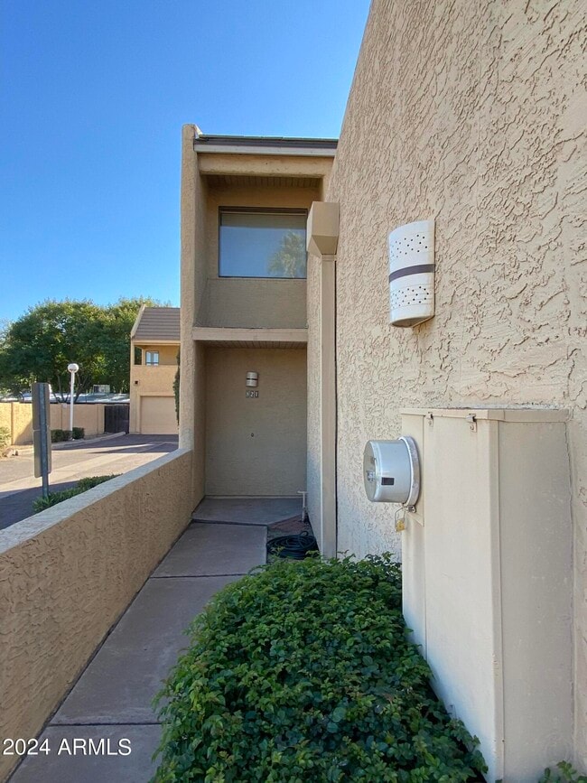 Building Photo - 821 E Redondo Dr