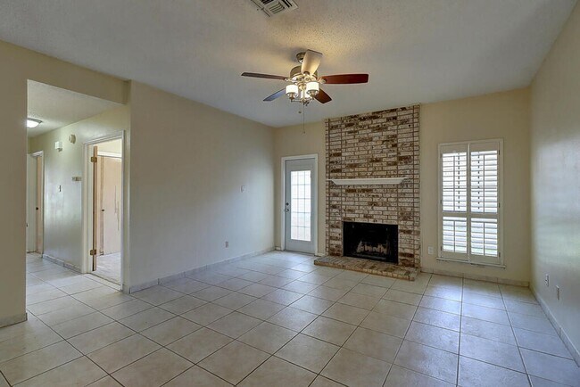 Foto del edificio - 7126 Windbrook Ln