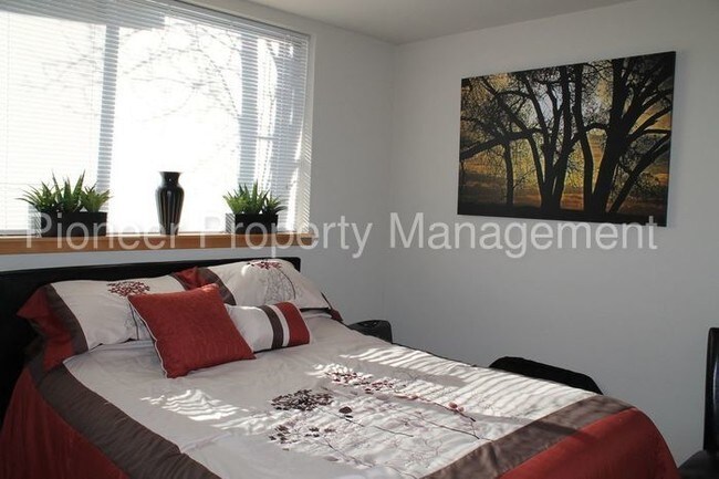 Building Photo - Modern Town home in Five Points
