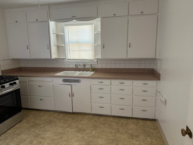 Large kitchen - 2120 5th St