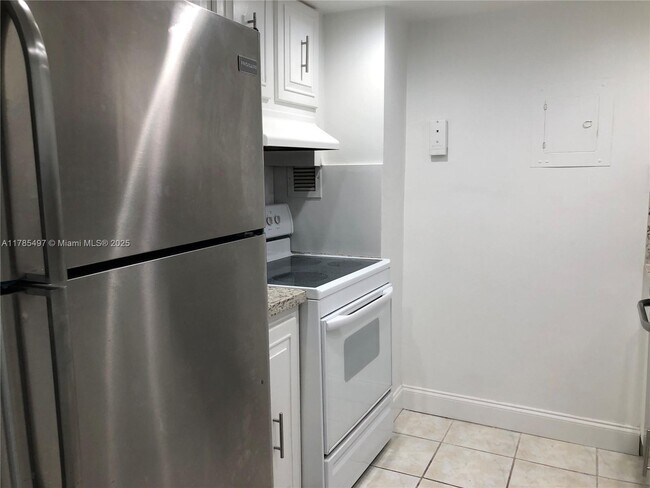 Foto del edificio - 2450 NE 135th St