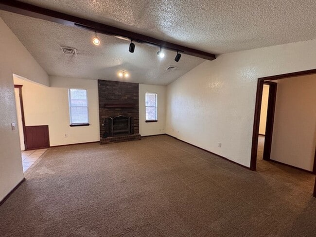 Photo - 3 bed, 2 bath ,fenced back yard in Moore Schools, ready for move in! House