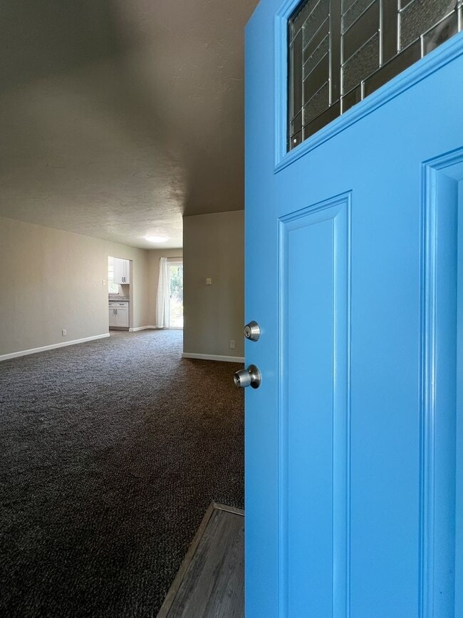 Foto del edificio - Freshly Renovated 3 Bedroom Home with Large Fenced Yard & Double Garage