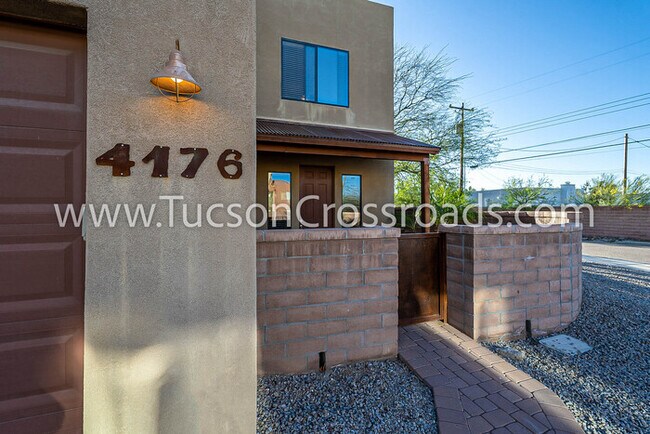 Building Photo - Modern Home close to the U of A