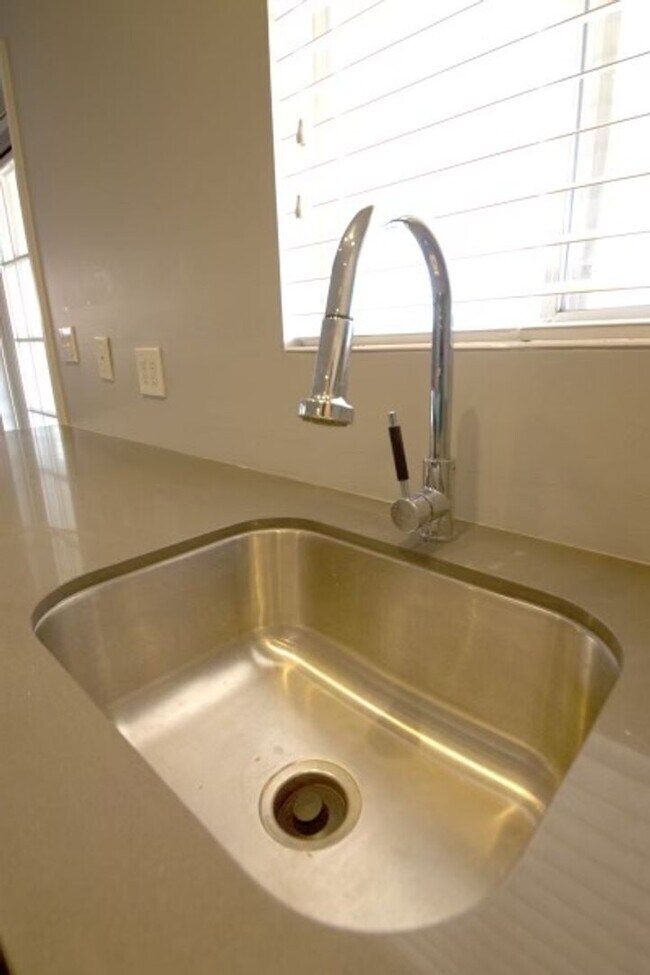 Building Photo - Newly Remodeled Modern 4 Bedroom 2 Bathroom Home!