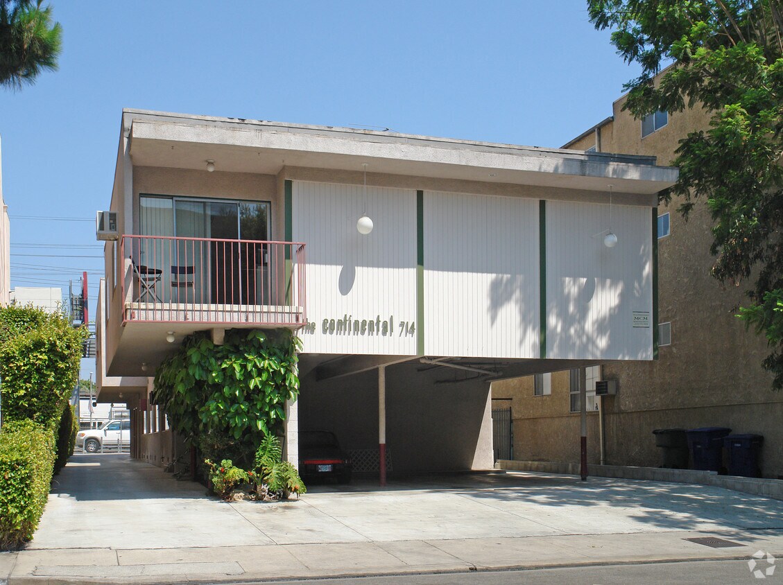 Building Photo - 714 N West Knoll Dr