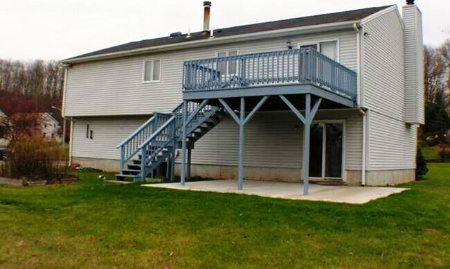 Building Photo - Corner lot 3 Bedroom/2.5 Bath raised ranch...