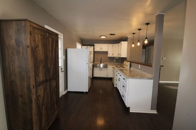 Foto del edificio - Awesome 4 bedroom home located just a short walk from Campus and Bill Snyder Family Stadium!