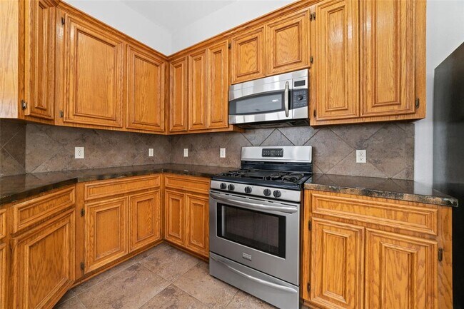 Building Photo - 14855 Tuttle Point Dr