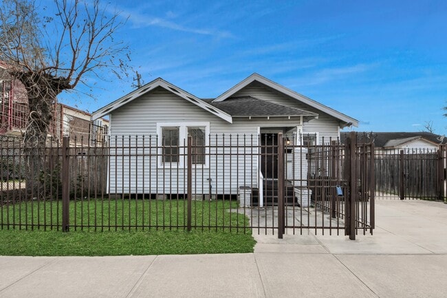 Building Photo - 2820 Holman St