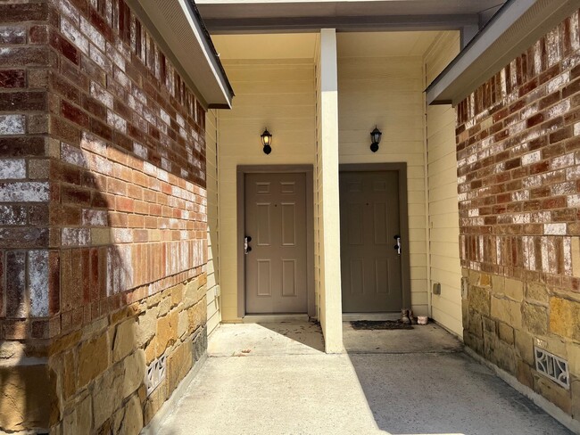 Building Photo - Luxury 3/2 duplex in NBTX