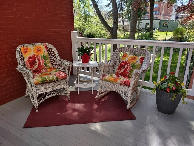 Great deck for relaxing - 332 E Orange St