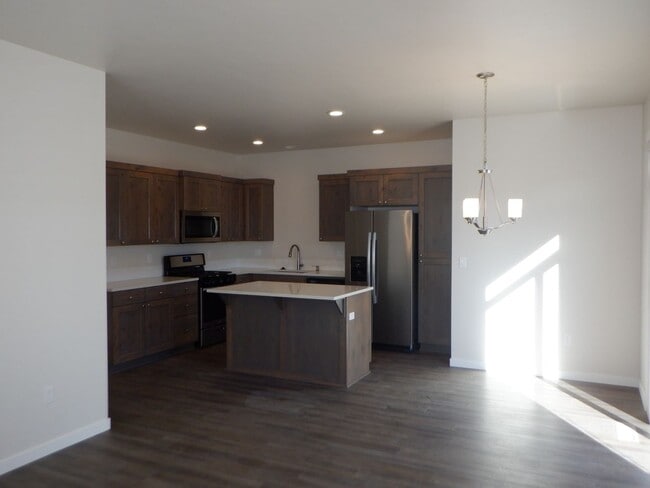 Building Photo - 3-bed Townhome with Water, Sewer & Garbage...