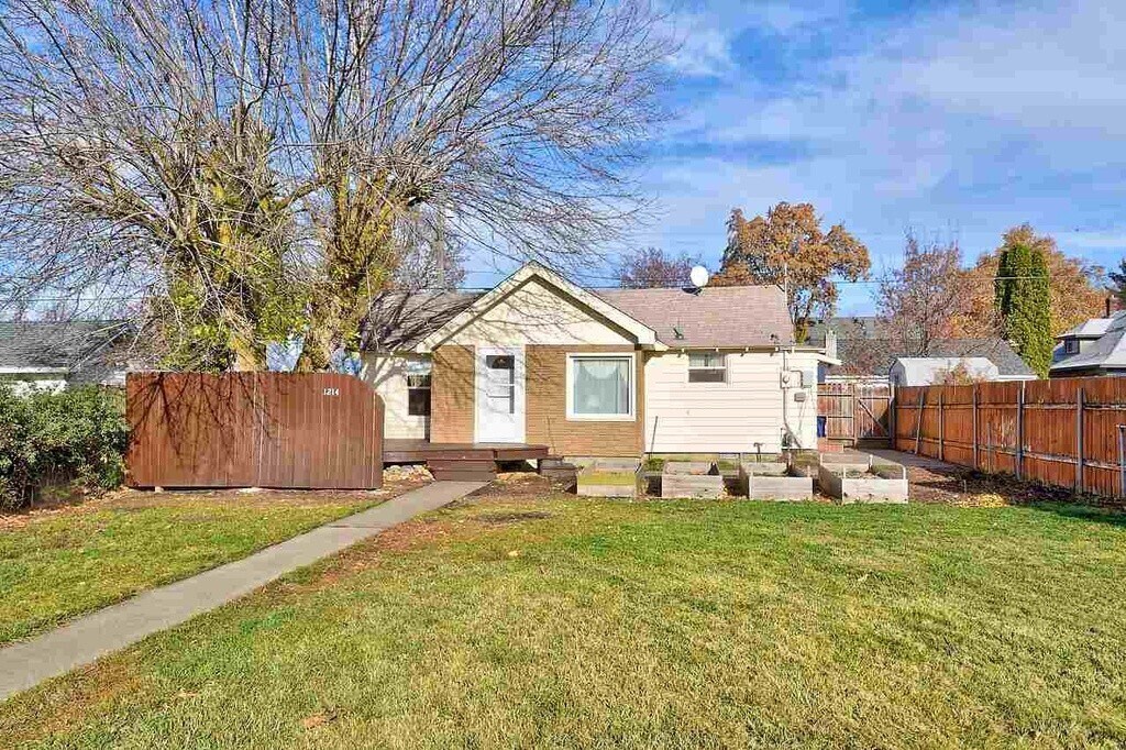 Primary Photo - Charming Bungalow!
