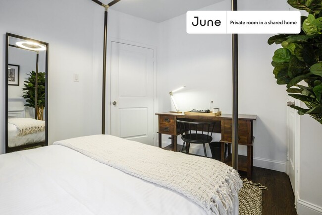 Building Photo - Private bedroom in 3 bed/1 bath Home