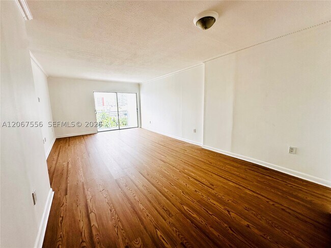 Foto del edificio - 400 Kings Point Dr