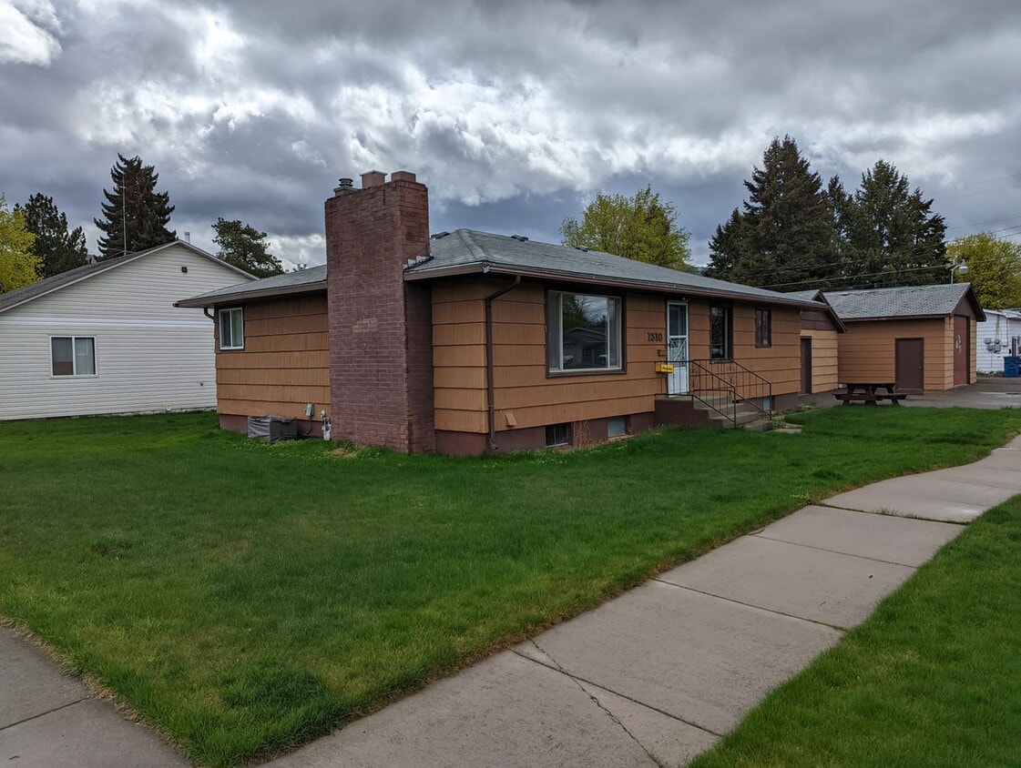 Primary Photo - Beautiful Four Bedroom Two Bathroom House ...