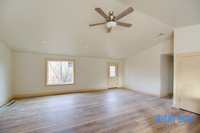 Building Photo - 702 Smith Ave