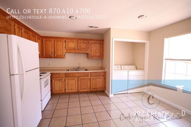 Building Photo - First month move in special $700!! Renovat...