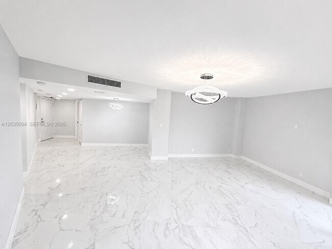Building Photo - 3301 N Country Club Dr