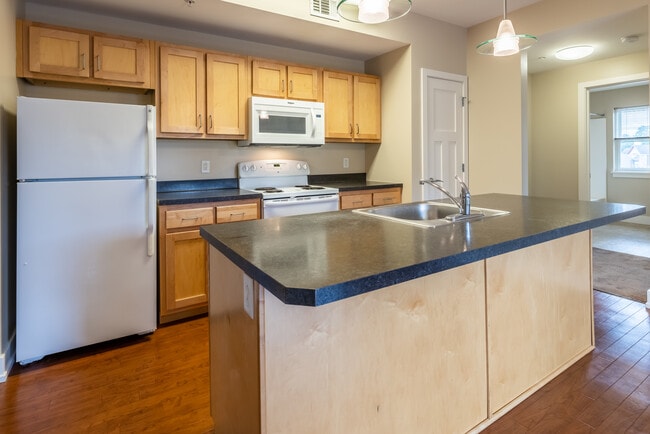 Building Photo - South & Hickory Place