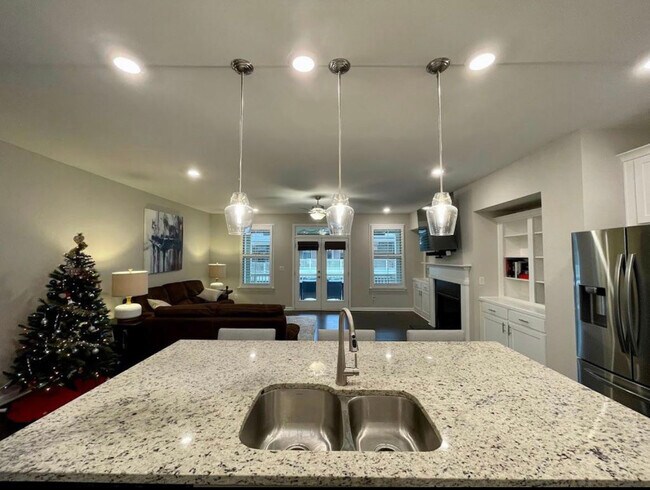 Vista de la sala de estar desde la cocina - 3975 Redwood Dr